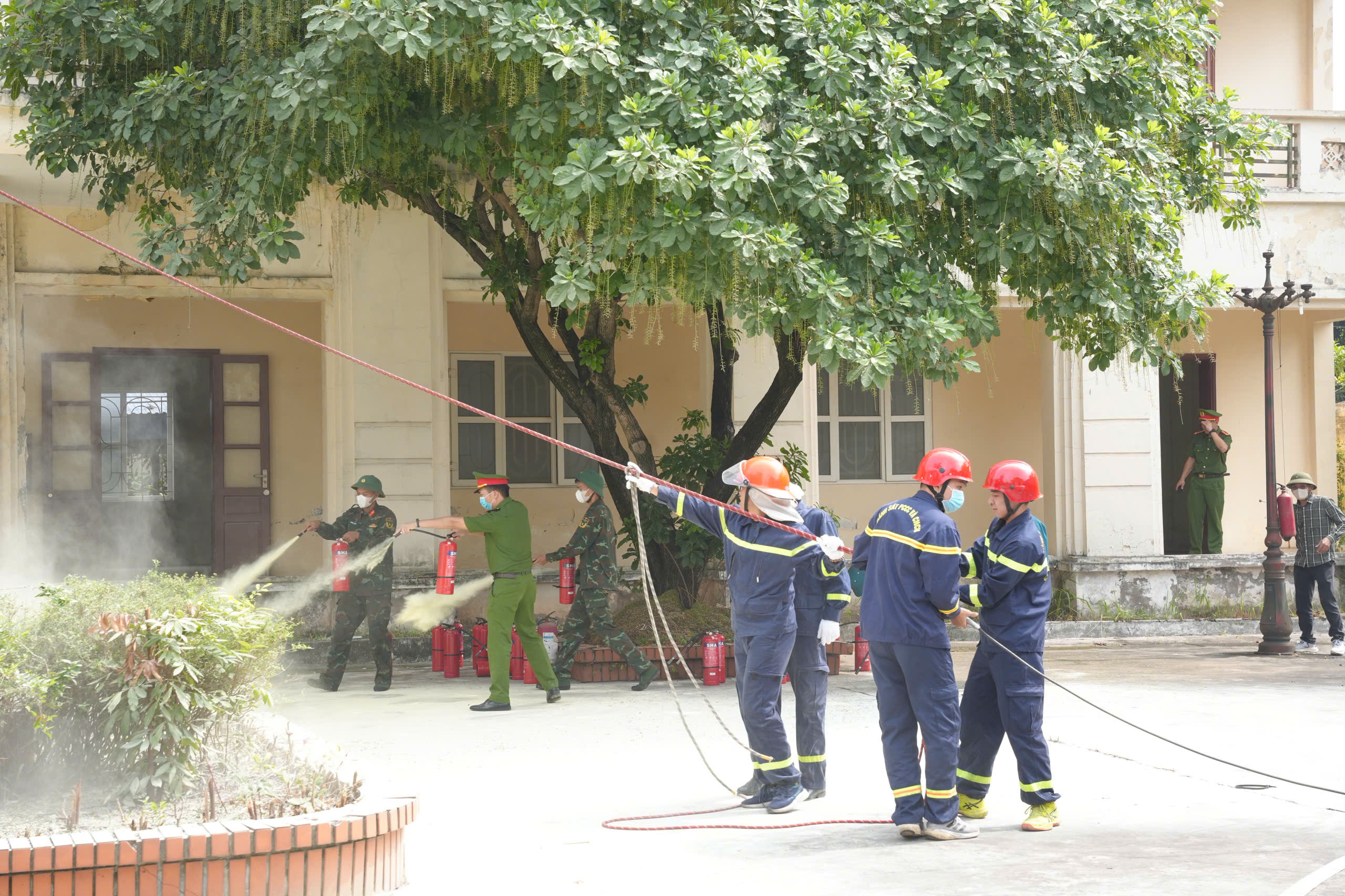 Đội Chữa cháy và CNCH khu vực 8: Tham gia diễn tập phòng thủ dân sự tại phường Lê Thanh Nghị
